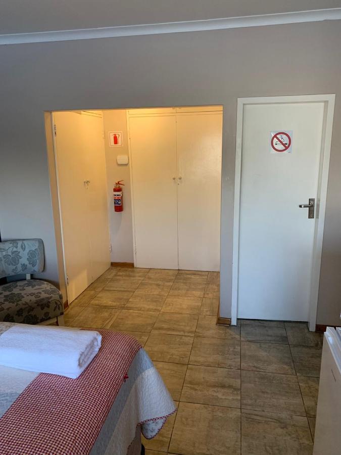 28 At Van Den Bos International Guesthouse Edenvale Esterno foto