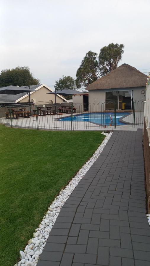 28 At Van Den Bos International Guesthouse Edenvale Esterno foto