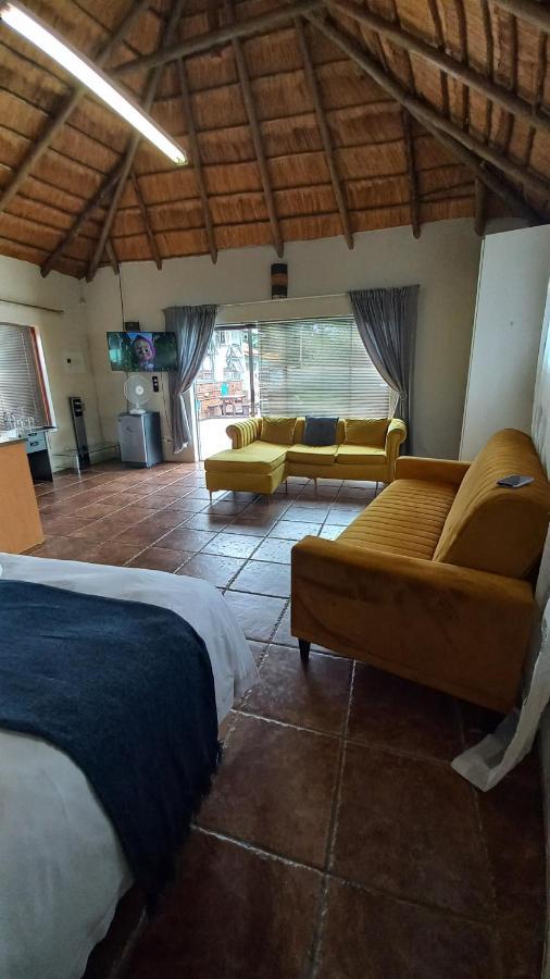 28 At Van Den Bos International Guesthouse Edenvale Esterno foto