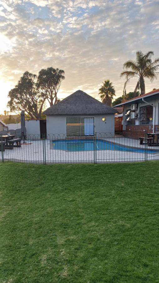 28 At Van Den Bos International Guesthouse Edenvale Esterno foto
